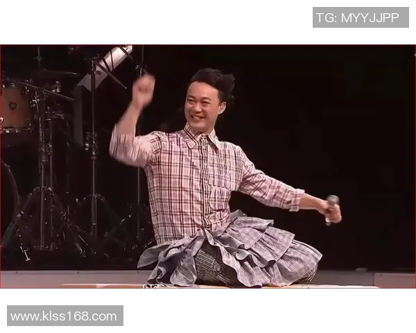 足球明星亲自剪短裤展现个性风格引发球迷热议 足球明星亲自剪短裤展现个性风格引发球迷热议