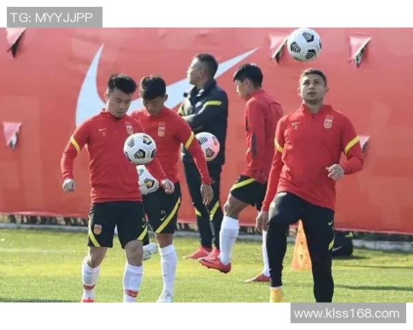 中国球迷热议足球明星表现不佳纷纷吐槽引发热烈讨论