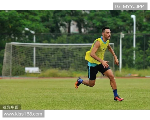 广州篮球队在邀请赛中以73分稳居积分榜首位展现强劲实力