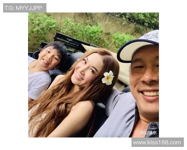 足球明星与妻女温馨合影展现家庭幸福生活瞬间