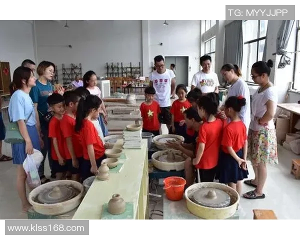 模仿足球明星庆祝手势的魅力与技巧解析让你成为球场上的焦点